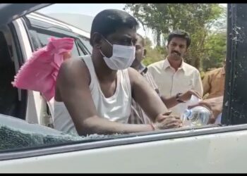 மாவட்ட தி.மு.க. செயலாளரின் உதவியாளர், காரை தி.மு.க.வினரே தாக்கினர்- சங்கரன்கோவிலில் பரபரப்பு சம்பவம்