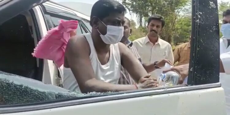 மாவட்ட தி.மு.க. செயலாளரின் உதவியாளர், காரை தி.மு.க.வினரே தாக்கினர்- சங்கரன்கோவிலில் பரபரப்பு சம்பவம்