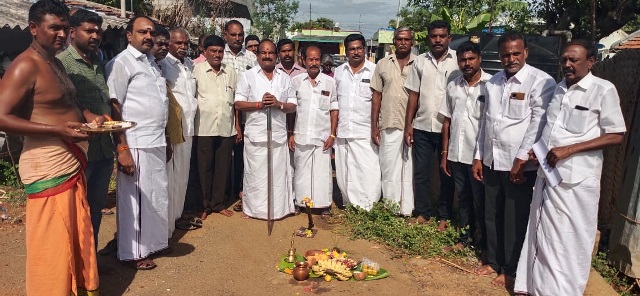 ரூ.30 லட்சம் மதிப்பில் வளர்ச்சிப்பணிகள்-முன்னாள் அமைச்சர் கே.சி.கருப்பணன் தொடங்கி வைத்தார்
