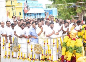 மாமன்னர் பூலித்தேவன் திருவுருவ சிலைக்கு கழகம் சார்பில் மாலையணிவித்து மரியாதை -முன்னாள் அமைச்சர்கள், மாவட்ட செயலாளர்கள் பங்கேற்பு