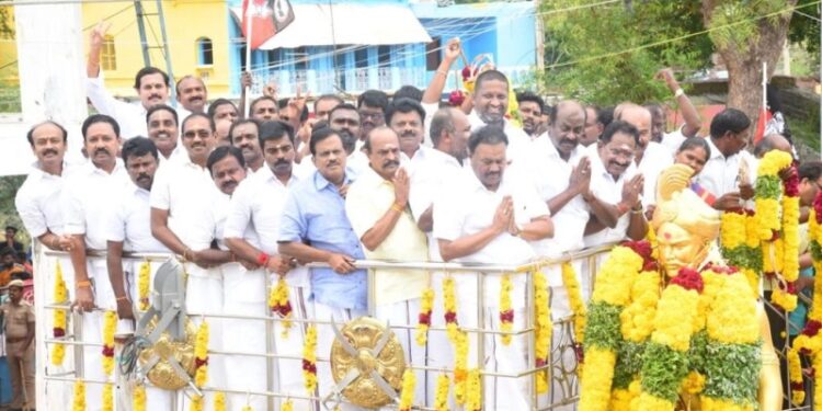 மாமன்னர் பூலித்தேவன் திருவுருவ சிலைக்கு கழகம் சார்பில் மாலையணிவித்து மரியாதை -முன்னாள் அமைச்சர்கள், மாவட்ட செயலாளர்கள் பங்கேற்பு