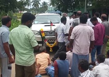 தி.மு.க எம்.எல்.ஏ. வாகனத்தை சிறைபிடித்து சாலை மறியல்- நாட்றம்பள்ளி அருகே திடீர் பரபரப்பு