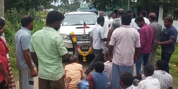 தி.மு.க எம்.எல்.ஏ. வாகனத்தை சிறைபிடித்து சாலை மறியல்- நாட்றம்பள்ளி அருகே திடீர் பரபரப்பு