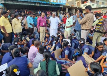 பள்ளிக்கு செல்ல நடை மேம்பாலம் கேட்டு மாணவ- மாணவிகள் மறியல்