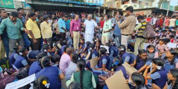 பள்ளிக்கு செல்ல நடை மேம்பாலம் கேட்டு மாணவ- மாணவிகள் மறியல்