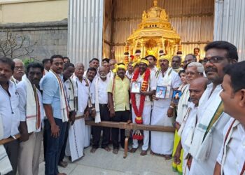 எடப்பாடியார் பொதுச்செயலாளராக வேண்டி சிறப்பு பூஜை-வேலூர் ஜலகண்டேஸ்வரர் கோயிலில் தங்கத்தேர் இழுத்து கழகத்தினர் வழிபாடு