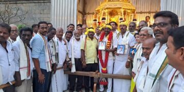 எடப்பாடியார் பொதுச்செயலாளராக வேண்டி சிறப்பு பூஜை-வேலூர் ஜலகண்டேஸ்வரர் கோயிலில் தங்கத்தேர் இழுத்து கழகத்தினர் வழிபாடு