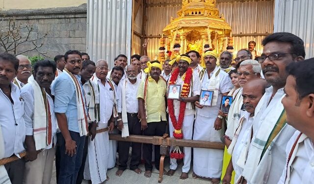 எடப்பாடியார் பொதுச்செயலாளராக வேண்டி சிறப்பு பூஜை-வேலூர் ஜலகண்டேஸ்வரர் கோயிலில் தங்கத்தேர் இழுத்து கழகத்தினர் வழிபாடு