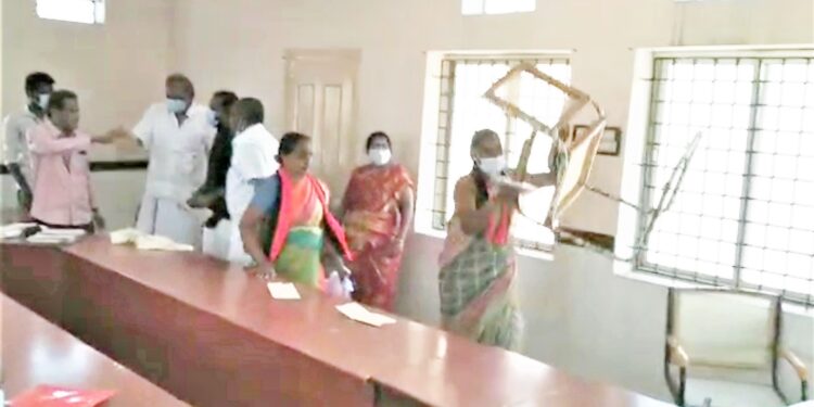 சேலம் நங்கவள்ளி பேரூராட்சியில் மறைமுக தேர்தல் ஒத்திவைப்பு – நடத்த விடாமல் தி.மு.க.வினர் ரகளை