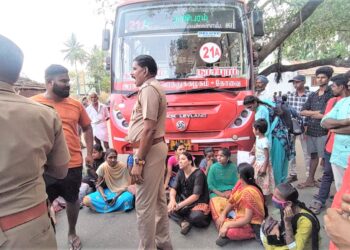 கோவை தொண்டாமுத்தூர் அருகே 8 அரசு பேருந்துகள் சிறைபிடிப்பு-பொதுமக்கள்- கல்லூரி மாணவிகள் போராட்டம்