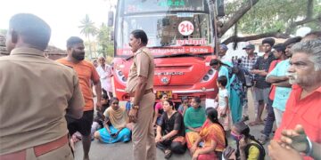 கோவை தொண்டாமுத்தூர் அருகே 8 அரசு பேருந்துகள் சிறைபிடிப்பு-பொதுமக்கள்- கல்லூரி மாணவிகள் போராட்டம்