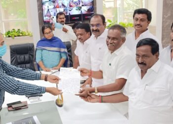 அரசு விழாக்களில் எங்களை அழைக்காமல் அவமதிக்கிறார்கள்-கோவை ஆட்சியரிடம் கழக சட்டமன்ற உறுப்பினர்கள் புகார்