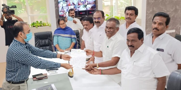 அரசு விழாக்களில் எங்களை அழைக்காமல் அவமதிக்கிறார்கள்-கோவை ஆட்சியரிடம் கழக சட்டமன்ற உறுப்பினர்கள் புகார்