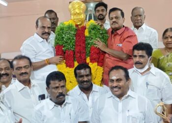 வ.உ.சிதம்பரனாரின் சிலைக்கு கழகம் சார்பில் மாலை அணிவித்து மரியாதை-முன்னாள் அமைச்சர்கள் பங்கேற்பு