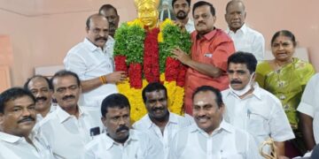 வ.உ.சிதம்பரனாரின் சிலைக்கு கழகம் சார்பில் மாலை அணிவித்து மரியாதை-முன்னாள் அமைச்சர்கள் பங்கேற்பு