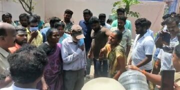 கழக பிரமுகர் குடும்பத்தினருடன் தற்கொலை முயற்சி – திருப்பத்தூர் நகராட்சி அதிகாரிகளுக்கு பொதுமக்கள் கண்டனம்