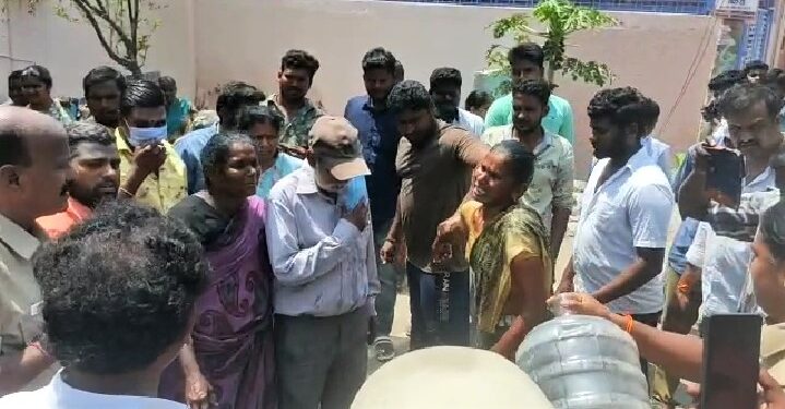 கழக பிரமுகர் குடும்பத்தினருடன் தற்கொலை முயற்சி – திருப்பத்தூர் நகராட்சி அதிகாரிகளுக்கு பொதுமக்கள் கண்டனம்