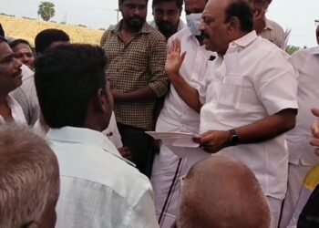 புகார் கொடுக்க வந்த பொதுமக்களை கையால் அடிக்க முயன்ற அமைச்சர்