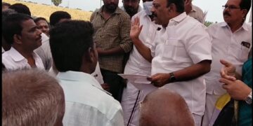 புகார் கொடுக்க வந்த பொதுமக்களை கையால் அடிக்க முயன்ற அமைச்சர்