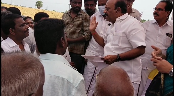 புகார் கொடுக்க வந்த பொதுமக்களை கையால் அடிக்க முயன்ற அமைச்சர்