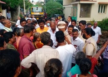 தி.மு.க. மேயர், எம்.பி.யை முற்றுகையிட்டு பொதுமக்கள் கடும் வாக்குவாதம்