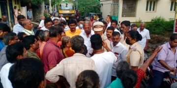 தி.மு.க. மேயர், எம்.பி.யை முற்றுகையிட்டு பொதுமக்கள் கடும் வாக்குவாதம்