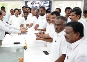 கோரிக்கைகளை பட்டியலிட்டு கோவை மாவட்ட ஆட்சியரிடம்-எதிர்க்கட்சி கொறடா எஸ்.பி.வேலுமணி தலைமையில் கழக எம்.எல்.ஏ.க்கள் வழங்கினர்