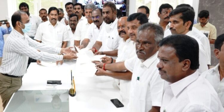 கோரிக்கைகளை பட்டியலிட்டு கோவை மாவட்ட ஆட்சியரிடம்-எதிர்க்கட்சி கொறடா எஸ்.பி.வேலுமணி தலைமையில் கழக எம்.எல்.ஏ.க்கள் வழங்கினர்