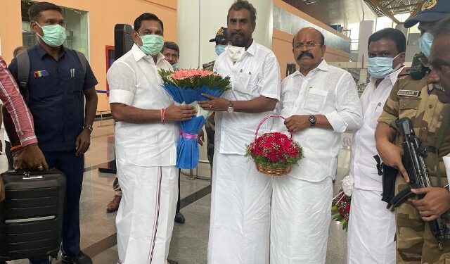 கழக இடைக்கால பொதுச்செயலாளர் எடப்பாடியாருக்கு உற்சாக வரவேற்பு-பல்லாயிரக்கணக்கில் கழக தொண்டர்கள் திரண்டனர்