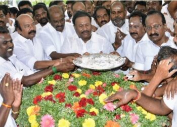 மூக்கையாத்தேவர் நினைவிடத்தில் கழகத்தின் சார்பில் வீர அஞ்சலி-முன்னாள் அமைச்சர்கள், மாவட்ட கழக செயலாளர் உள்பட ஏராளமானோர் பங்கேற்பு