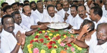 மூக்கையாத்தேவர் நினைவிடத்தில் கழகத்தின் சார்பில் வீர அஞ்சலி-முன்னாள் அமைச்சர்கள், மாவட்ட கழக செயலாளர் உள்பட ஏராளமானோர் பங்கேற்பு