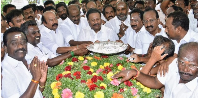 மூக்கையாத்தேவர் நினைவிடத்தில் கழகத்தின் சார்பில் வீர அஞ்சலி-முன்னாள் அமைச்சர்கள், மாவட்ட கழக செயலாளர் உள்பட ஏராளமானோர் பங்கேற்பு