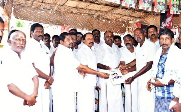 ஒகேனக்கல் ஆற்றில் வெள்ளப்பெருக்கு-சுற்றுலா பயணிகள் குளிக்க தடை