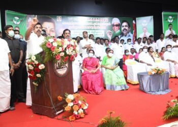 பயந்து நடுங்குகிற கோழைகள் தி.மு.க.வினர்,கழக நிர்வாகிகள் அச்சமின்றி மக்களிடம் வாக்கு கேட்பார்கள் – எதிர்க்கட்சி தலைவர் பேச்சு