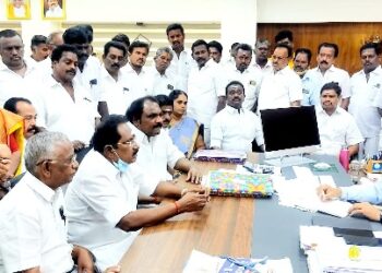 மதுரையில் தொற்று நோய் பரவும் அபாயம்-மாநகராட்சி ஆணையரிடம், முன்னாள் அமைச்சர் செல்லூர் கே.ராஜூ நேரில் மனு