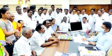 மதுரையில் தொற்று நோய் பரவும் அபாயம்-மாநகராட்சி ஆணையரிடம், முன்னாள் அமைச்சர் செல்லூர் கே.ராஜூ நேரில் மனு