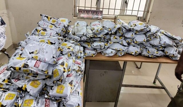 தடை செய்யப்பட்ட புகையிலை பொருட்கள் பறிமுதல் -திருச்செந்தூரில் வாலிபர் கைது