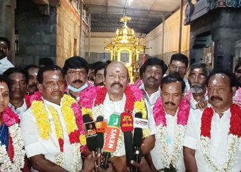திருப்போரூர் கந்தசுவாமி கோயிலில் தங்கத்தேர் இழுத்து வழிபாடு