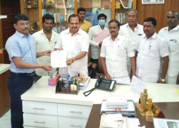 திருவண்ணாமலை ஆட்சியரிடம் முன்னாள் அமைச்சர்கள் மனு