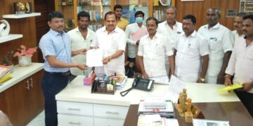 திருவண்ணாமலை ஆட்சியரிடம் முன்னாள் அமைச்சர்கள் மனு