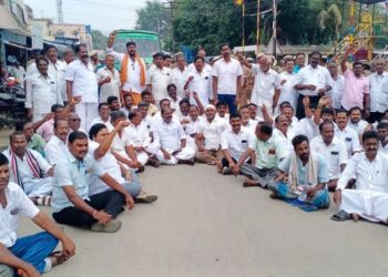 விடியா தி.மு.க. அரசை கண்டித்து சாலையில் அமர்ந்து போராட்டம்-எதிர்க்கட்சி துணை கொறடா தலைமையில் கழகத்தினர் ஆவேசம்