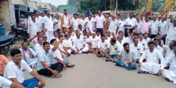 விடியா தி.மு.க. அரசை கண்டித்து சாலையில் அமர்ந்து போராட்டம்-எதிர்க்கட்சி துணை கொறடா தலைமையில் கழகத்தினர் ஆவேசம்