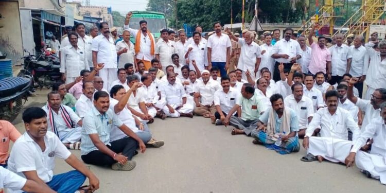 விடியா தி.மு.க. அரசை கண்டித்து சாலையில் அமர்ந்து போராட்டம்-எதிர்க்கட்சி துணை கொறடா தலைமையில் கழகத்தினர் ஆவேசம்