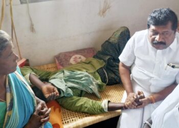 மூடிய காருக்குள் சிக்கி 3 சிறுவர்கள் உயிரிழப்பு -குடும்பத்தினருக்கு ஆறுதல் கூறி முன்னாள் எம்.எல்.ஏ. நிதியுதவி