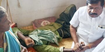 மூடிய காருக்குள் சிக்கி 3 சிறுவர்கள் உயிரிழப்பு -குடும்பத்தினருக்கு ஆறுதல் கூறி முன்னாள் எம்.எல்.ஏ. நிதியுதவி