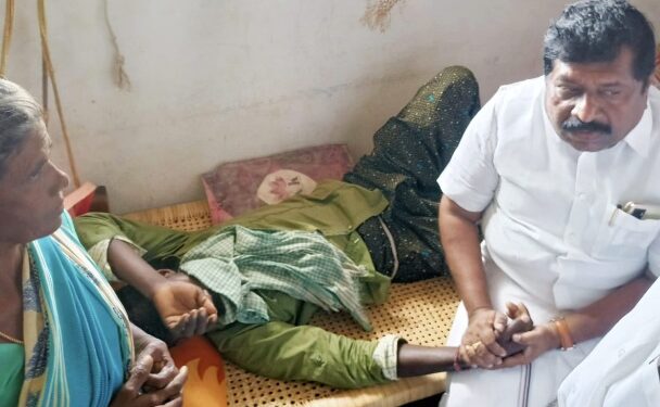 மூடிய காருக்குள் சிக்கி 3 சிறுவர்கள் உயிரிழப்பு -குடும்பத்தினருக்கு ஆறுதல் கூறி முன்னாள் எம்.எல்.ஏ. நிதியுதவி