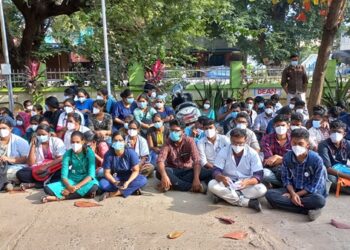 விடியா தி.மு.க. அரசை கண்டித்து பயிற்சி டாக்டர்கள் போராட்டம்