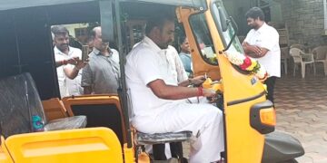 ஆட்டோவை ஓட்டி தொண்டரின் ஆசையை நிறைவேற்றிய கழக தலைமை நிலைய செயலாளர் எஸ்பி.வேலுமணி