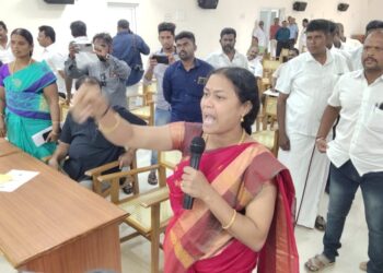 பதவிக்கு தகுதியில்லையென தலைவருடன், தி.மு.க. பெண் கவுன்சிலர் வாக்குவாதம்