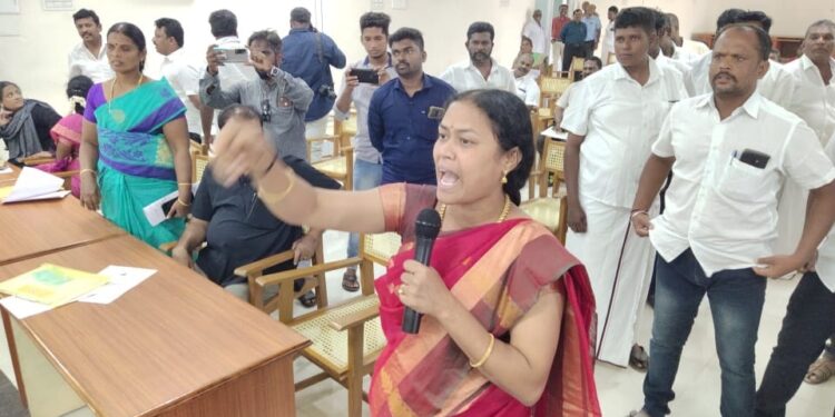 பதவிக்கு தகுதியில்லையென தலைவருடன், தி.மு.க. பெண் கவுன்சிலர் வாக்குவாதம்